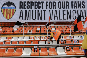 Un operario coloca bufandas en la grada cerrada de Mestalla en foto de achivo de Biel Aliño. EFE