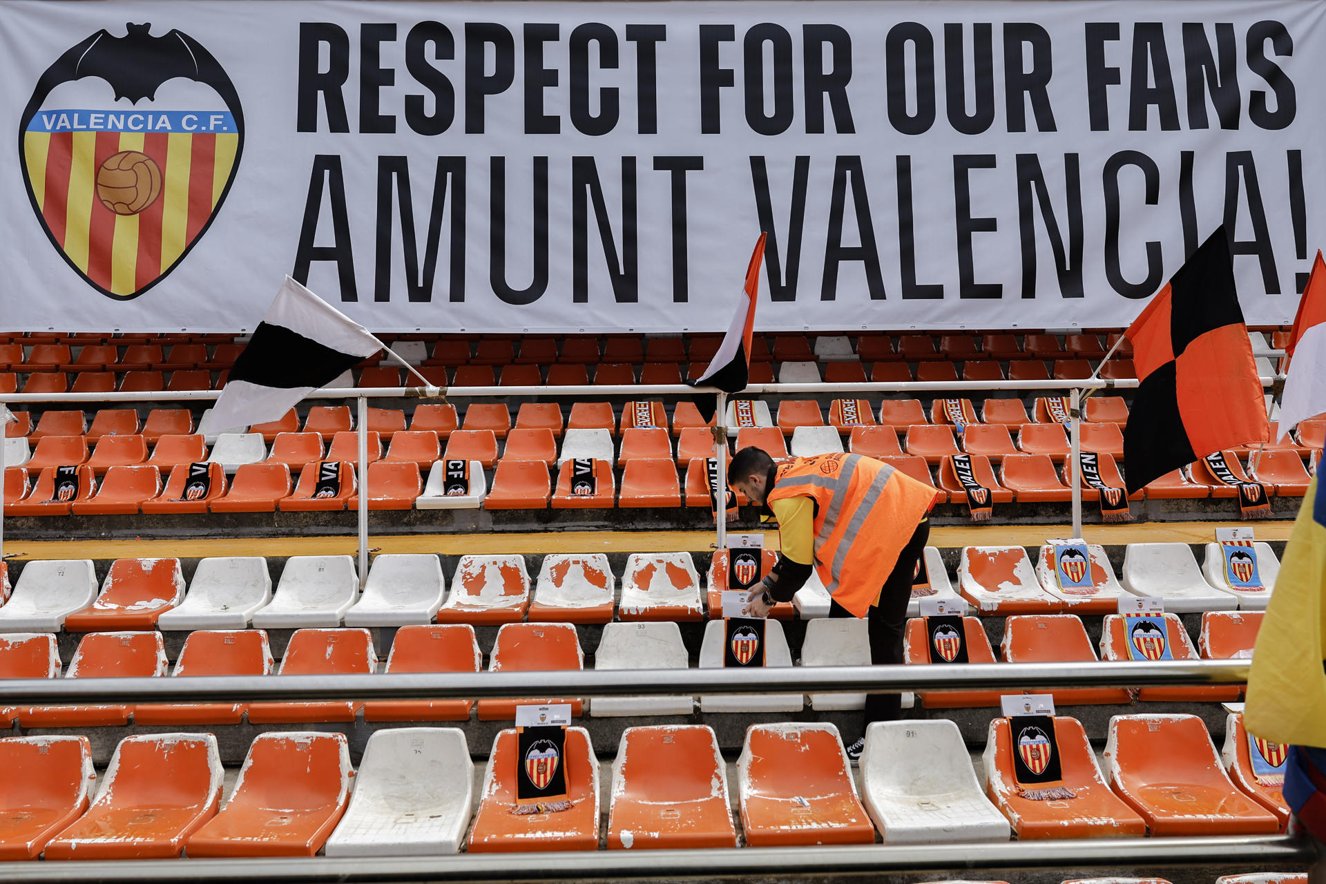 Un operario coloca bufandas en la grada cerrada de Mestalla en foto de achivo de Biel Aliño. EFE