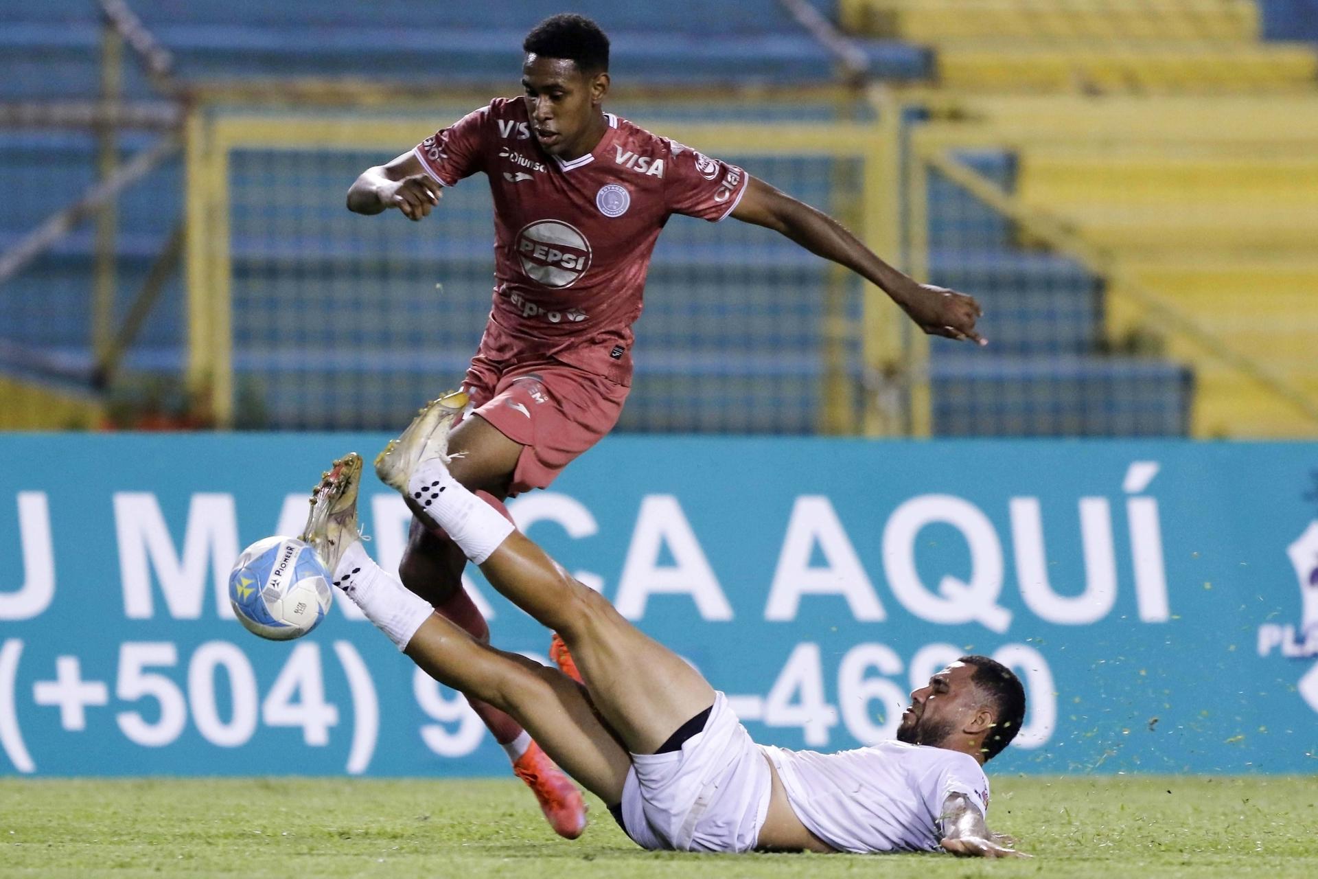 Brandon Santos (abajo) de Platense disputa el balón ante Giancarlo Sacaza de Motagua este miércoles en un partido de la Liga Nacional de Fútbol de Honduras en el estadio Olímpico de San Pedro Sula. EFE/José Valle