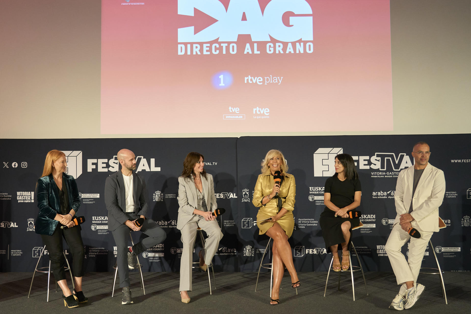 Los componentes del programa de entretenimiento 'Directo al grano', el nuevo magacín de RTVE, conducido por Marta Flich, (2i) y Gonzalo Miró, (3i) entre otros este miércoles, durante su presentación dentro del Festival de Televisión de Vitoria, con un gran despliegue de presentaciones de ficción, como 'Las hijas de la criada', Sin gluten' y 'La Agencia', el FesTVal muestra también este miércoles su compromiso con las producciones españolas y el entretenimiento. EFE / L. Rico