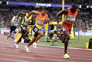 El atleta español Mohamed Attaoui durante la final de los 800men el Mundial de atletismo de Tokio. EFE/EPA/FRANCK ROBICHON