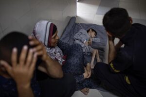 Imagen de archivo de un niño con maltrunición en Gaza acompañado de su familia. EFE/EPA/HAITHAM IMAD