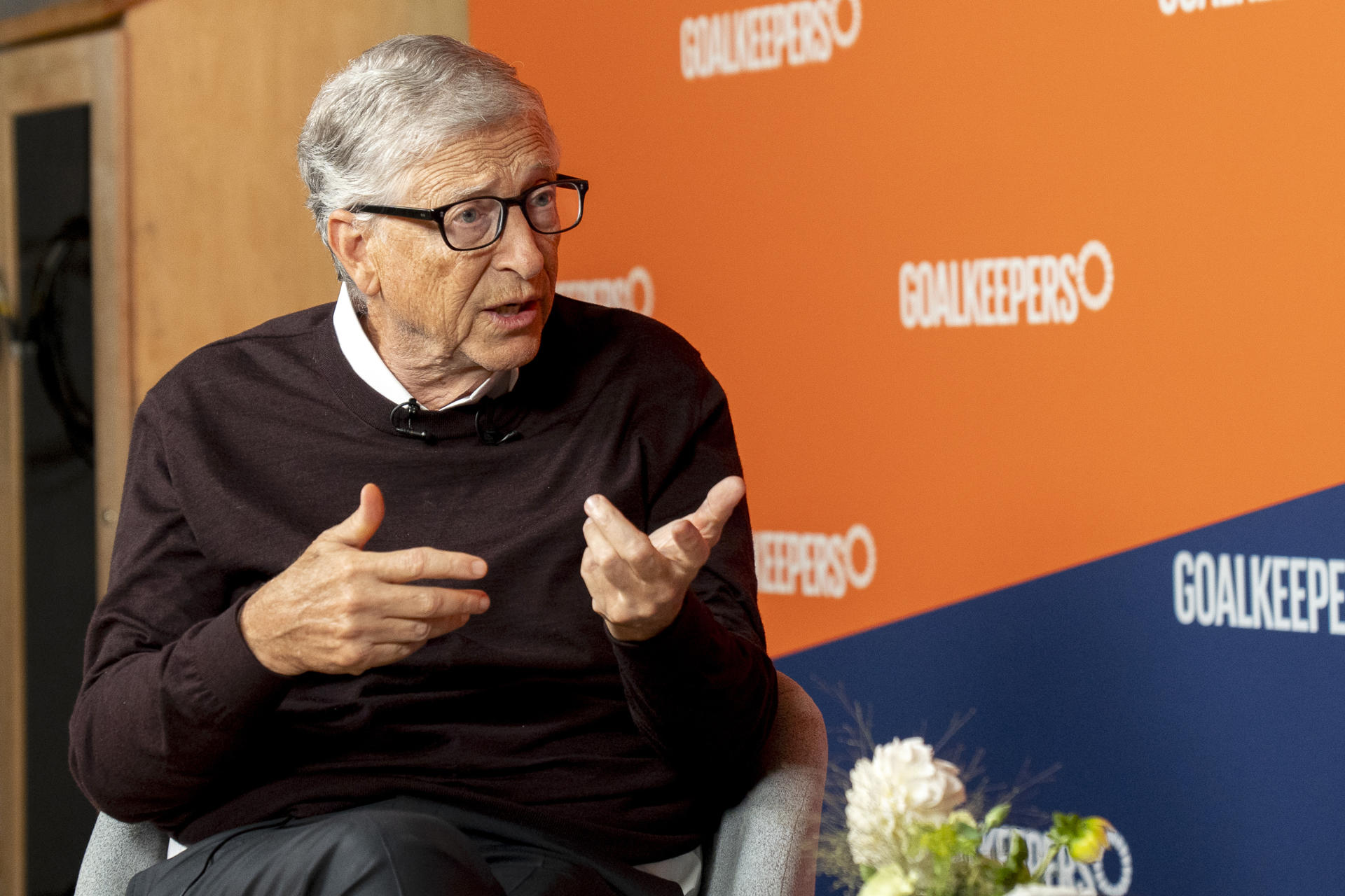 El magnate estadounidense Bill Gates, cofundador de Microsoft, habla durante una entrevista con EFE este lunes, en Nueva York (EE.UU.). EFE/Ángel Colmenares