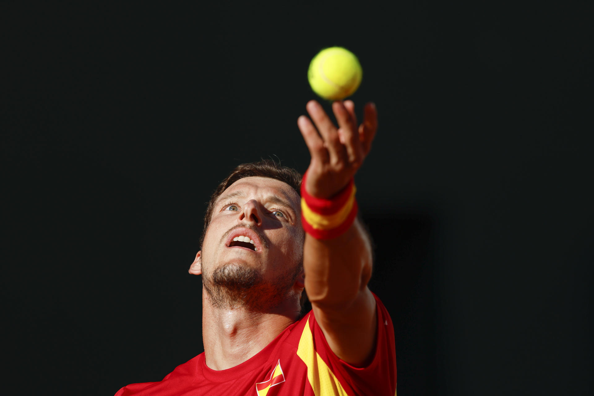 El español Pablo Carreño sirve una bola al danés Elmer Moeller, durante el partido de Copa Davis disputado este domingo en el club de tenis Puente Romano en Marbella.- EFE/ Jorge Zapata
