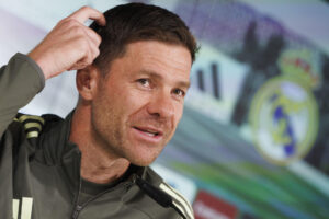 El entrenador del Real Madrid, Xabi Alonso durante la rueda de prensa previa al entrenamiento del equipo en la Ciudad Deportiva de Valdebebas en Madrid este viernes para preparar el próximo partido de La Liga contra la Real Sociedad. EFE/Sergio Pérez