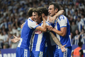 El defensa del Espanyol Carlos Romero es felicitado por sus compañeros tras marcar el gol ante Osasuna, en el RCDE Stadium. EFE/Enric Fontcuberta