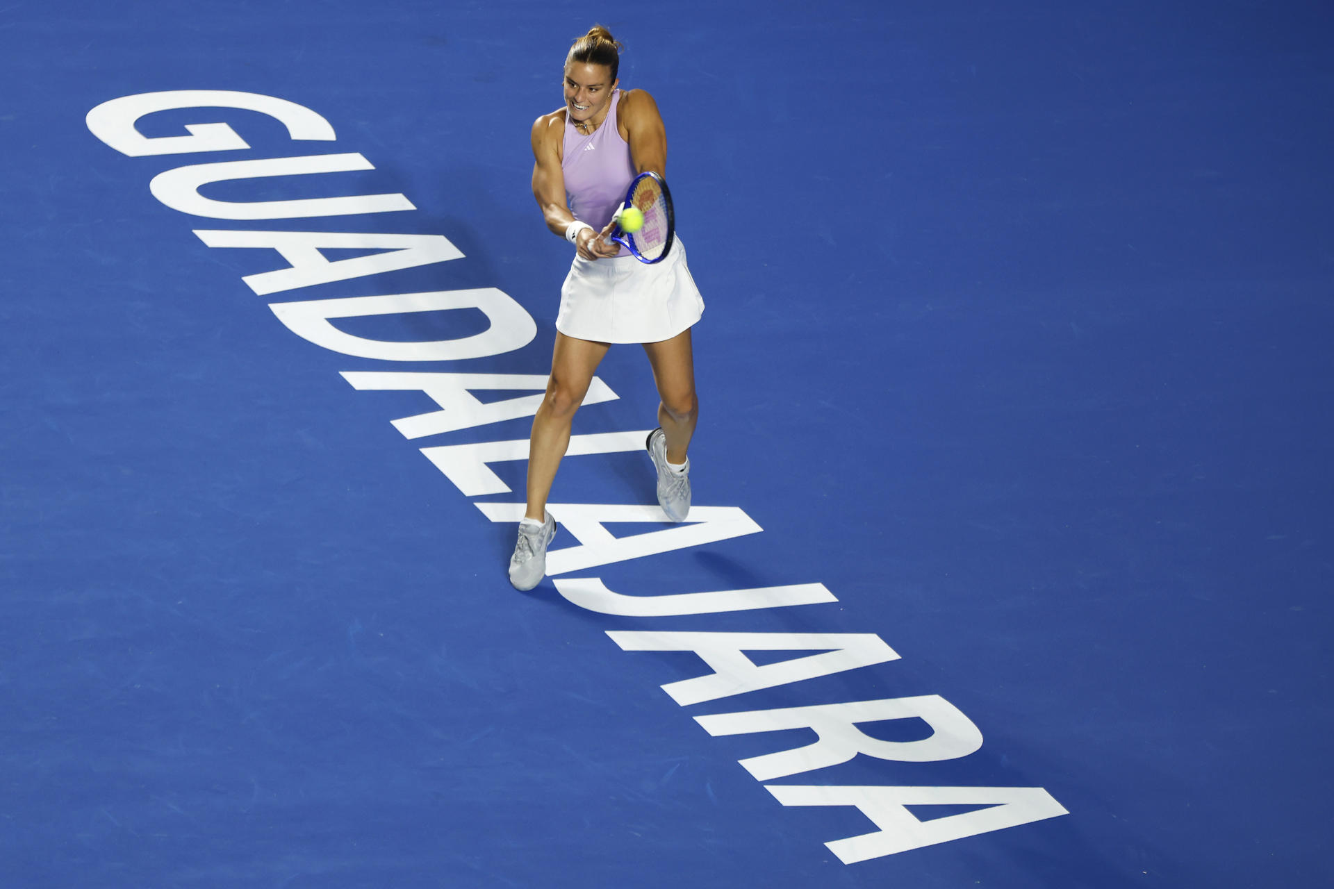 La griega Maria Sakkari devuelve una bola ante la francesa Elsa Jacquemot este lunes, durante un partido del torneo Guadalajara Open WTA 500 en el Centro Panamericano de Tenis, en Guadalajara (México). EFE/Francisco Guasco