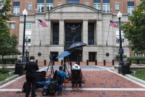 Medios de comunicación esperan fuera del Tribunal Federal Albert V. Bryan en Alexandria, Virginia, EE. UU., el 25 de septiembre de 2025. EFE/SHAWN THEW