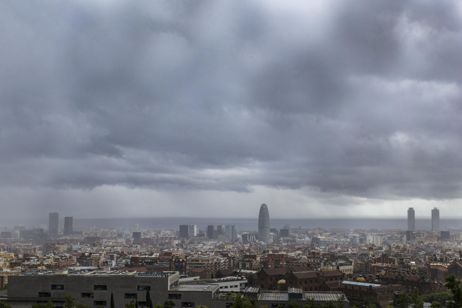 Una intensa tormenta cae este sábado sobre Barcelona, mientras Protección Civil de la Generalitat mantiene activado en alerta el Plan Especial de Emergencias por Inundaciones. EFE/ Marta Pérez
