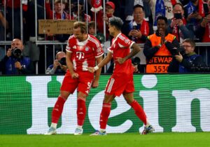 El punta Harry Kane, del Bayern Múnich (L), celebra el 3-1 durante el partido de la fase de liga de la UEFA Champions League league que han jugado Bayern Munich y Chelsea en Múnich, Alemania. EFE/EPA/ANNA SZILAGYI