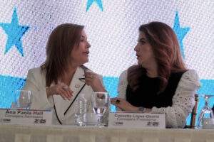 Fotografía de archivo de la presidenta consejera del Consejo Nacional Electoral (CNE) de Honduras, Ana Paola Hall (i) y la ex consejera presidenta del CNE, Cossette Alejandra López. EFE/ Gustavo Amador