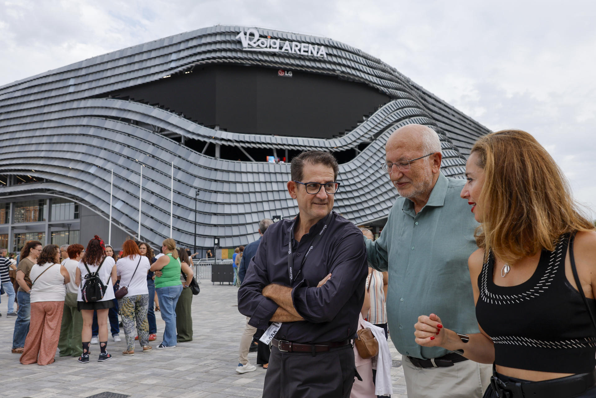 El presidente de Mercadona, Juan Roig (c), a su llegada al concierto homenaje a Nino Bravo que inaugura este sábado el Roig Arena de Valencia. EFE/Kai Foersterling
