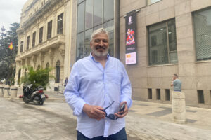 El exjugador profesional Mohamed Alí 'Nayim', ex del Real Zaragoza o el Tottenham inglés, ha señalado este miércoles que es "increíble" que treinta años después de haber logrado el título de la Recopa con el club maño todavía le "sigan parando por la calle" para recordarle el gol logrado desde el centro del campo que le dio el triunfo al equipo zaragozano. "Es una acción que ha representado mucho para un equipo que era maravilloso. Cada año se recuerda ese momento y fue un final atípico, de ahí que quizás por eso se recuerde más", ha comentado en una entrevista con EFE Mohamed Alí Amar (Ceuta, 1966).- EFE/ Rafael Peña