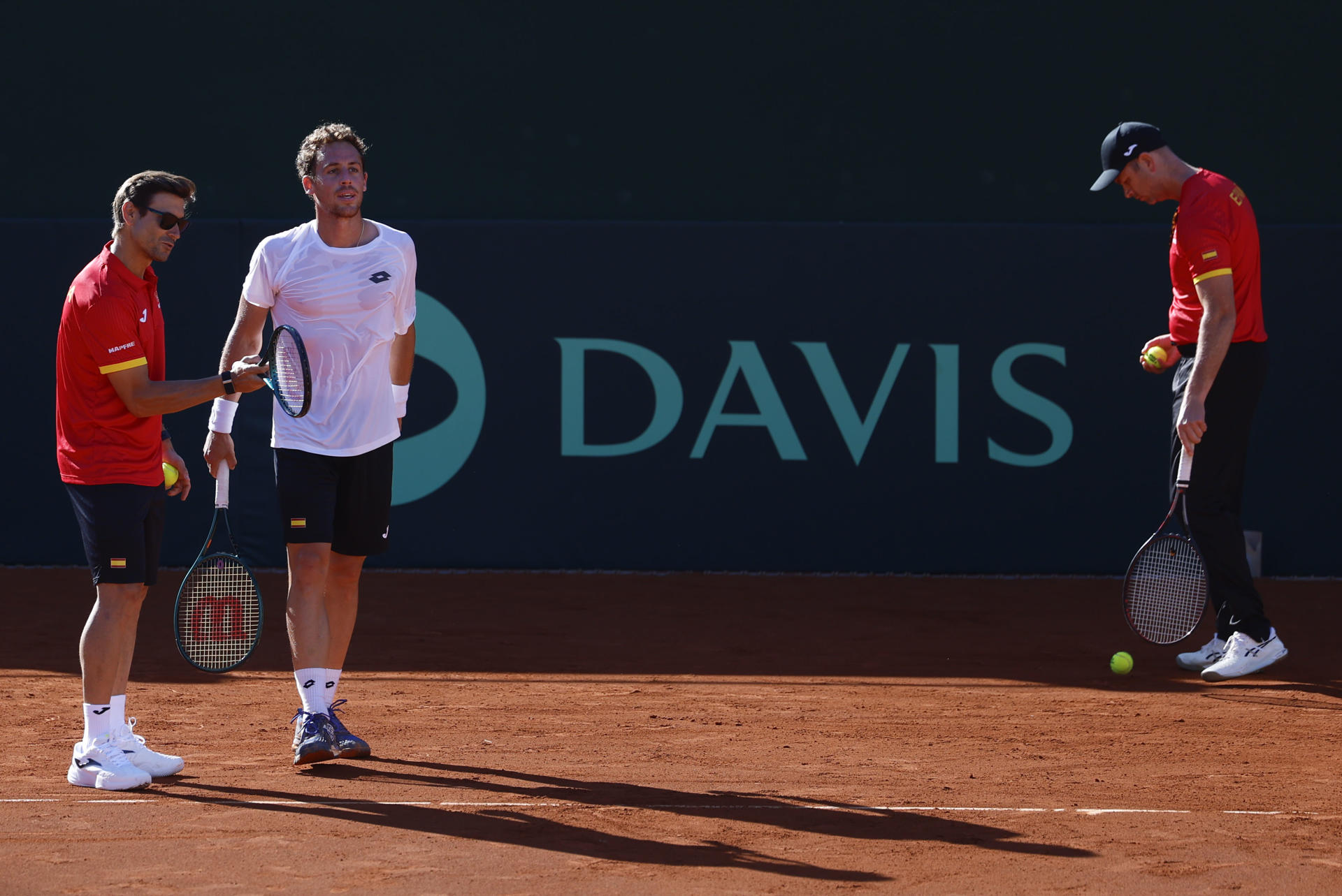 -El tenista Roberto Carballés (2i), y David Ferrer (i), capitán del equipo español de Copa Davis, este miércoles durante la jornada de entrenamiento en la pista central del Club de Tenis Puente Romano de Marbella, donde este fin de semana jugará la segunda ronda clasificatoria de la Copa Davis 2025 contra Dinamarca.-EFE/ Jorge Zapata