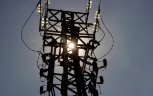 Imagen de una torre de electricidad en España. EFE/JUAN CARLOS HIDALGO