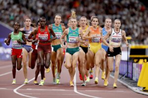 La belga Jana van Lent (d), la española Marta Garcia, la australiana Linden Hall (c) y el keniata Agnes Jebet Ngetich en la semifinal de los 5000m en los Mundiales de Tokio 2025. EFE/EPA/FRANCK ROBICHON