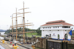 El buque escuela de la Guardia Costera de EEUU 'Eagle' transita por las esclusas de Miraflores en el Canal de Panamá este sábado, en Ciudad de Panamá (Panamá). EFE/ Bienvenido Velasco