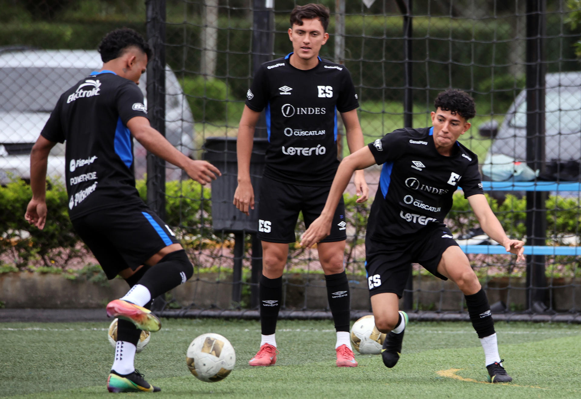 Noel Rivera (d) de la selección de fútbol de El Salvador participa en un entrenamiento este martes, en Futeca Cayalá, en Ciudad de Guatemala. EFE/ Fernando Ruiz