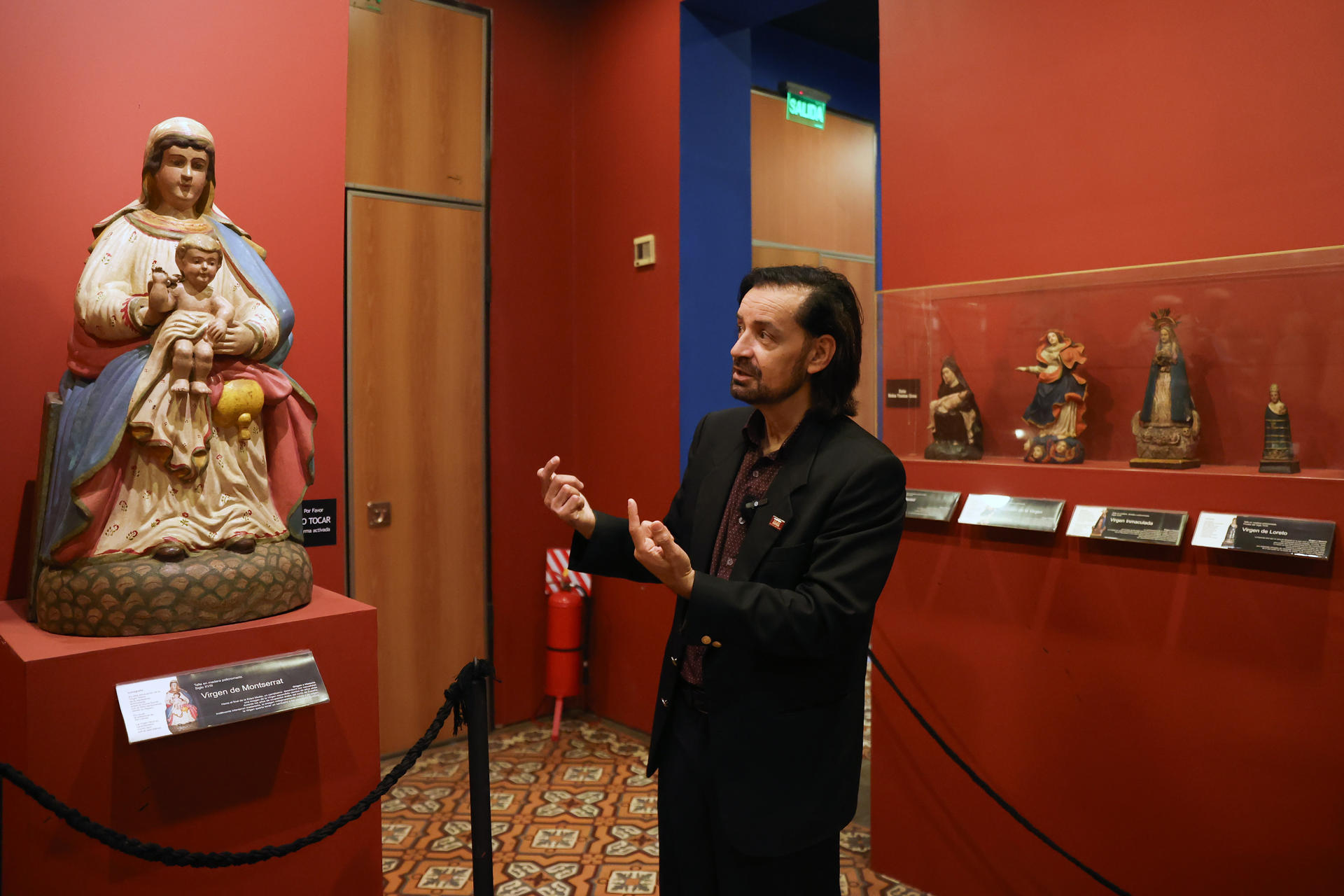 El director del Museo de Arte Sacro de Asunción, Luis Lataza, fue captado el pasado 12 de septiembre, al mostrar una figura de la ‘Virgen de Monserrat’, tallada por indígenas guaraníes, y que hace parte de una exposición permanente de 97 piezas religiosas de madera talladas en los siglos XVII y XVIII. EFE/Juan Pablo Pino