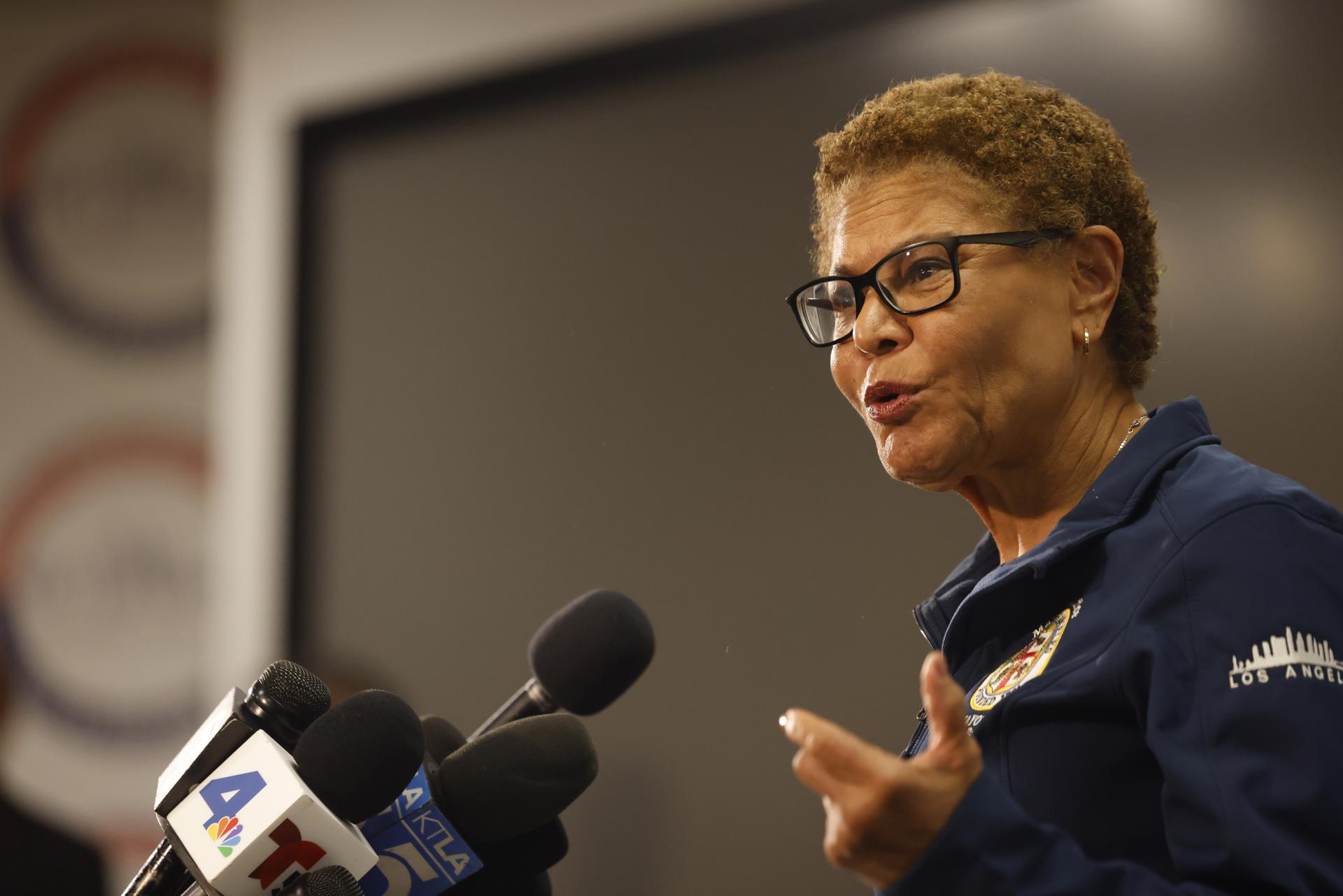 La alcaldesa de Los Ángeles, Karen Bass, en una fotografía de archivo.EFE/CAROLINE BREHMAN