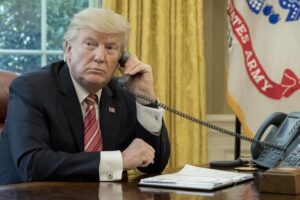 El presidente de EE. UU., Donald Trump, al teléfono en el despacho oval de la Casa Blanca. EPA/MICHAEL REYNOLDS