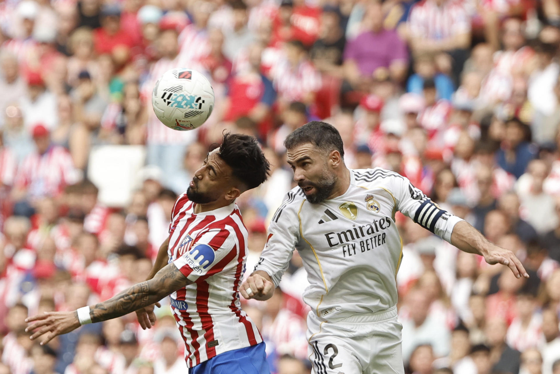 El delantero argentino del Atlético de Madrid Nico González (i) pelea un balón ante el lateral del Real Madrid Dani Carvajal durante el partido de liga entre el Real Madrid y el Atlético de Madrid que se disputó en el estadio Riyadh Air Metropolitano. EFE/SERGIO PÉREZ