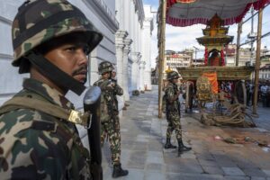 Soldados del Ejército nepalí patrullan frente al carro de la diosa viva Kumari durante el último día del festival de ocho días de Indra Jatra en Basantapur Durbar Square, en Kathmandu, el 11 de septiembre de 2025. EFE/EPA/NARENDRA SHRESTHA