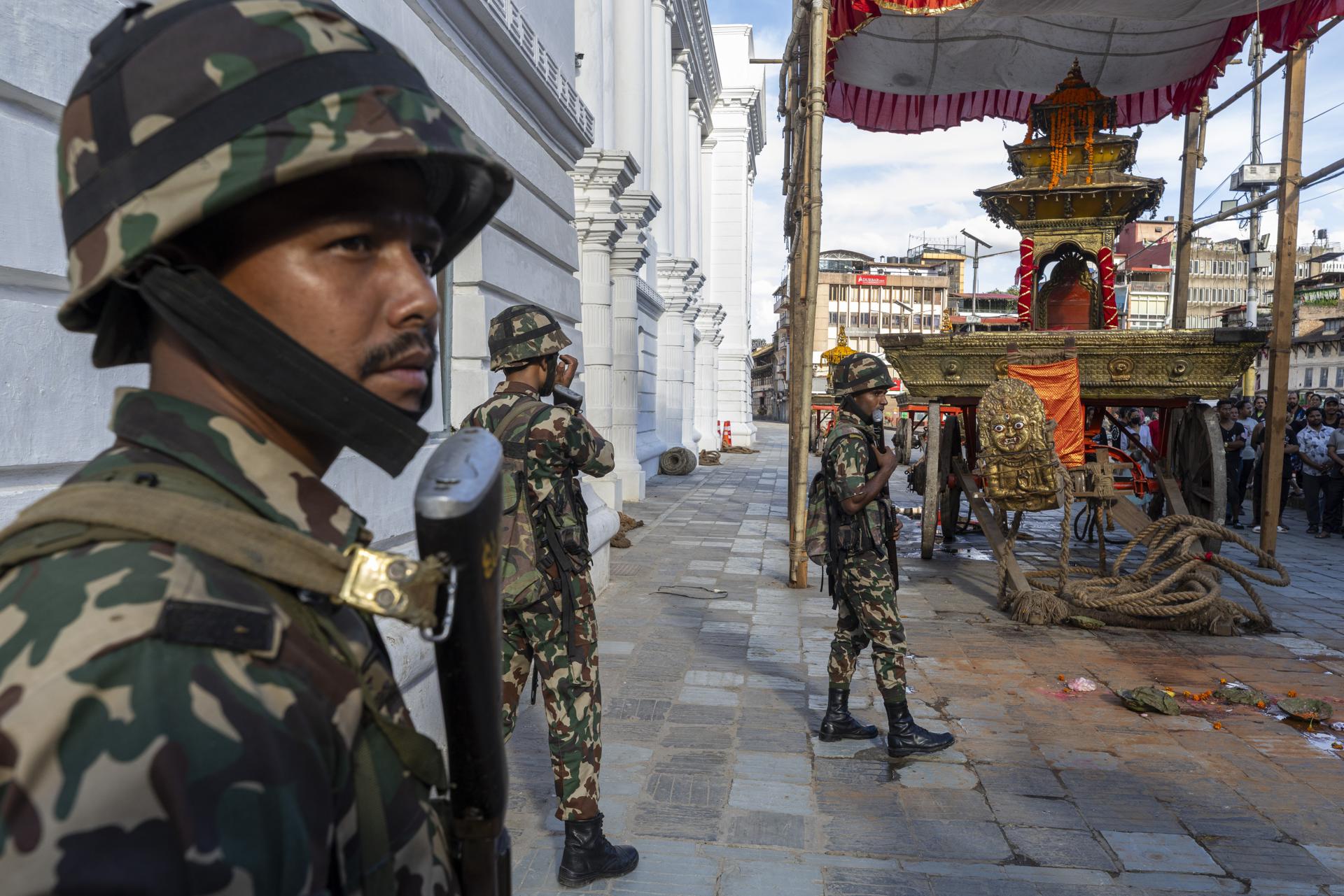 Soldados del Ejército nepalí patrullan frente al carro de la diosa viva Kumari durante el último día del festival de ocho días de Indra Jatra en Basantapur Durbar Square, en Kathmandu, el 11 de septiembre de 2025. EFE/EPA/NARENDRA SHRESTHA