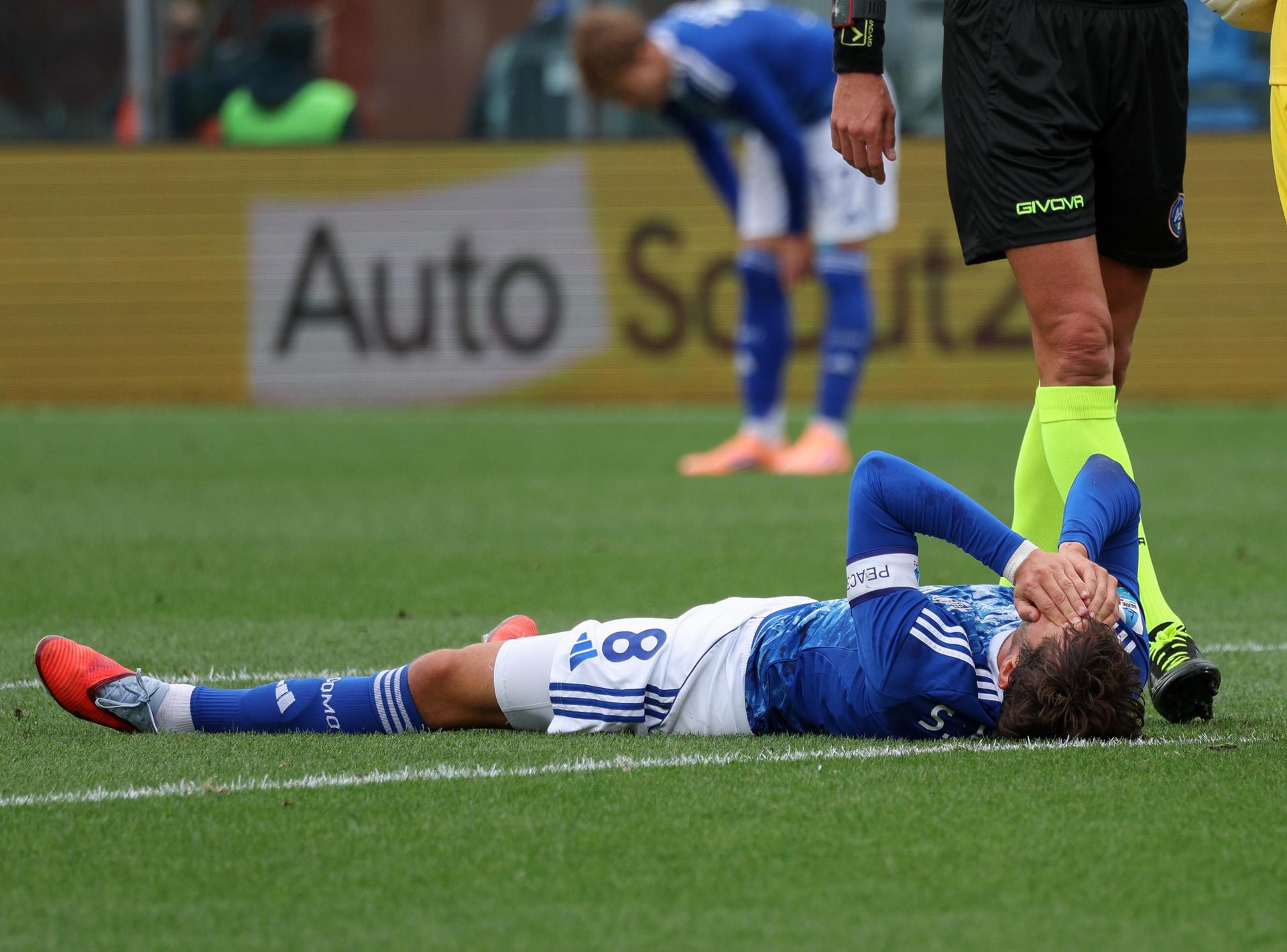 El español Sergi Roberto, jugador del Como 1907, se duele sobre el césped del Giuseppe Sinigaglia stadium en Como, Italia. EFE/EPA/ROBERTO BREGANI