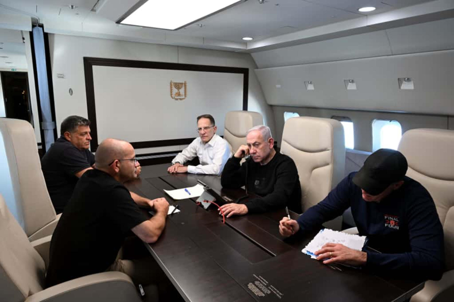 Saná 25/09/2025.- El primer ministro Benjamin Netanyahu ordenó el ataque contra Yemen desde un avión "Wing of Zion" con destino a Nueva York, y posteriormente recibió actualizaciones periódicas del ministro de Defensa, el jefe del Estado Mayor y su secretario militar. El ataque se centró en el cuartel general y los depósitos de armas de los hutíes en Saná. EFE/Avi Ohayon/GMO.
