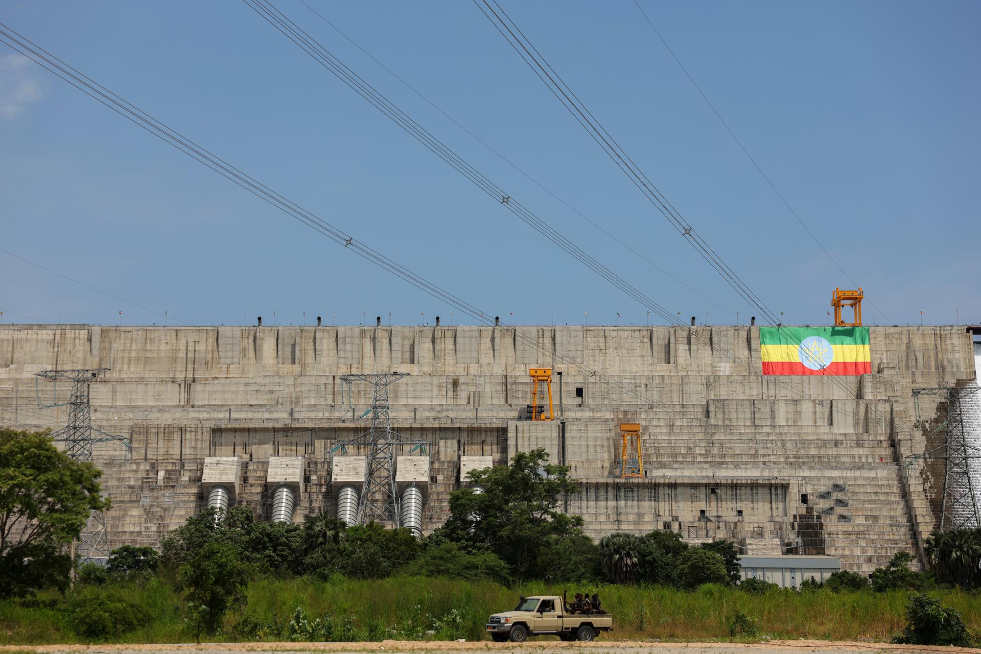 Vista de la bandera etíope pintada en una pared de la Gran Presa del Renacimiento Etíope (GERD) en el río Nilo Azul en la región de Benishangul-Gumuz, Etiopía, 09 de septiembre de 2025. La GERD es una central hidroeléctrica de 6.450 MW que se extiende 1,78 km a través de un valle y tiene 145 m de altura. (Etiopía) EFE/EPA/STR
