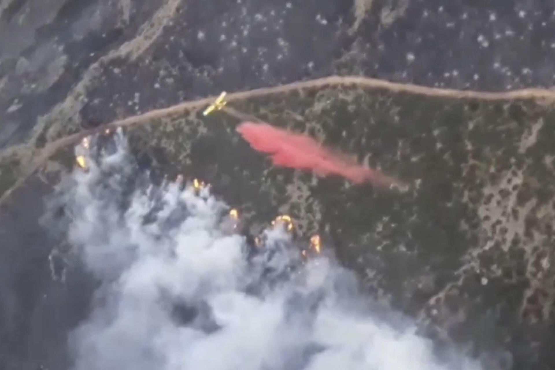 Captura de video de una vista aérea del incendio forestal que desde hace una semana se localiza en la zona del Pico del Lobo, en Guadalajara, y ha entrado en la provincia de Segovia debido al fuerte viento que ha soplado durante la noche, ha informado el plan de incendios de Castilla-La Mancha (Infocam). EFE/UME/INFOCAM -SOLO USO EDITORIAL/SOLO DISPONIBLE PARA ILUSTRAR LA NOTICIA QUE ACOMPAÑA (CRÉDITO OBLIGATORIO)-
