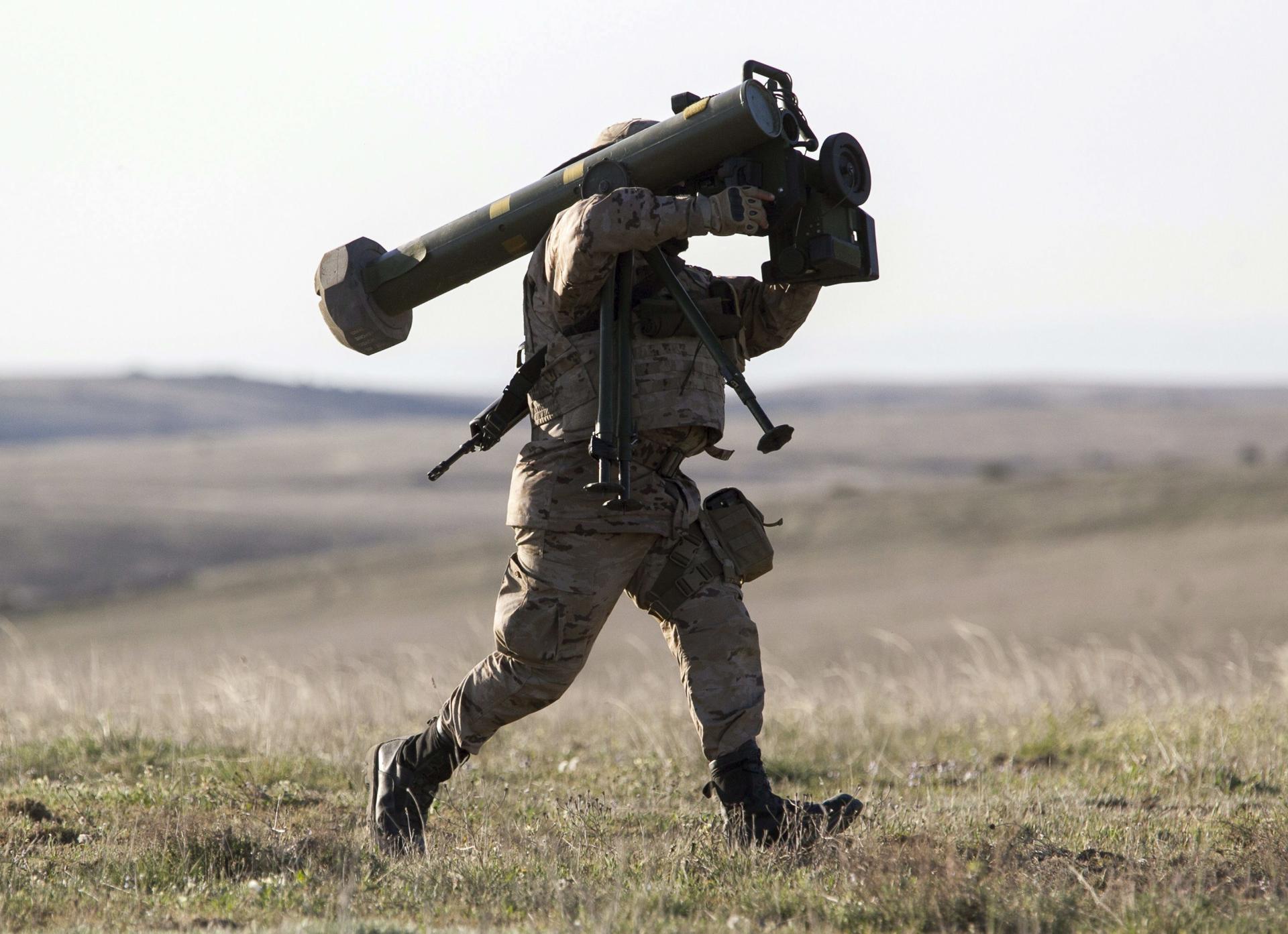 Un suboficial de caballería transporta un sistema de lanzamiento de misiles anticarro Spike en el Centro Nacional de Adiestramiento de San Gregorio (Zaragoza). EFE/JAVIER CEBOLLADA