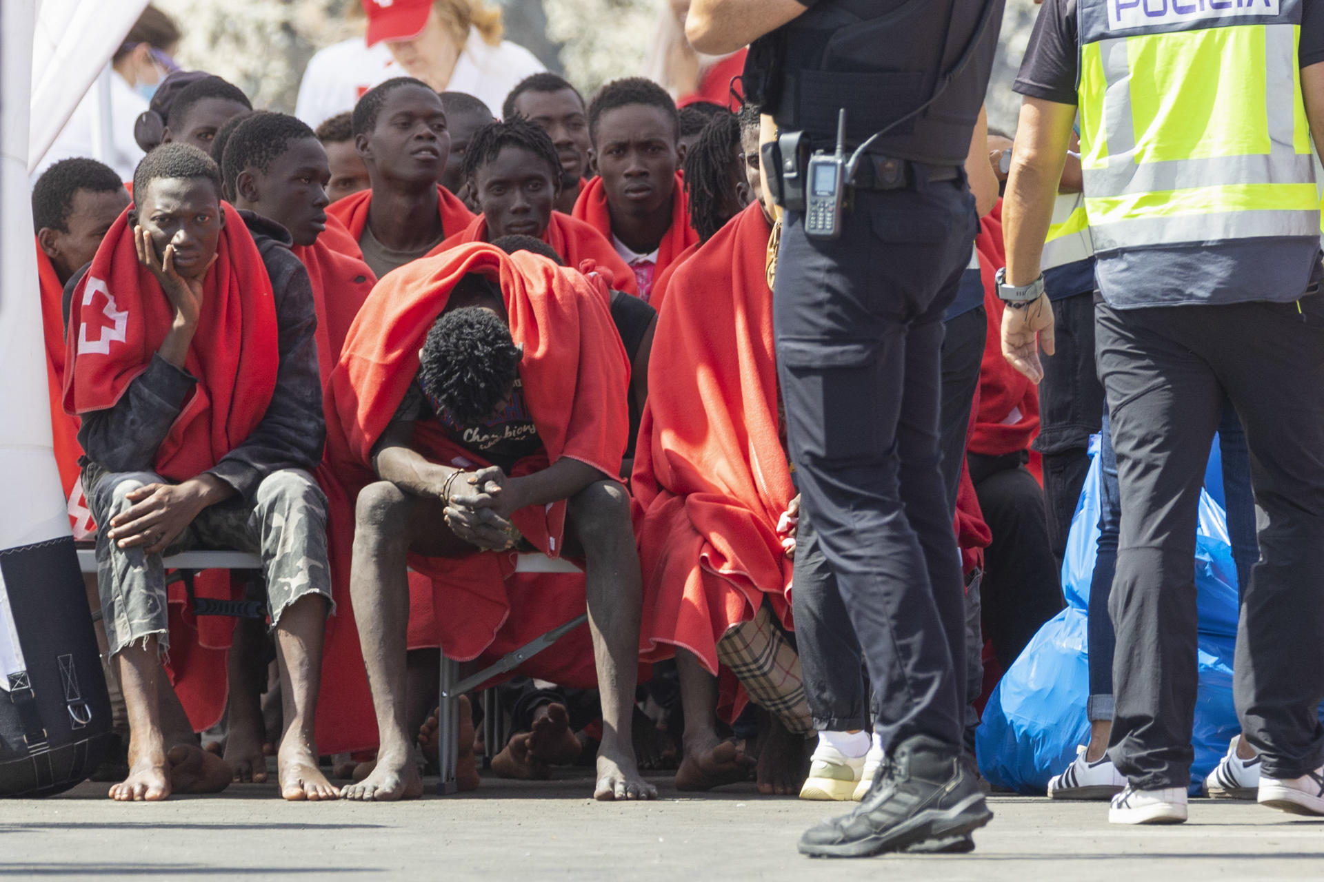 ARGUINEGUÍN (GRAN CANARIA).- Imagen de archivo del rescate de 236 personas que iban a bordo de un cayuco al sur de Gran Canaria. En la imagen, llegada al puerto de Puerto de Arguineguín. EFE/Quique Curbelo