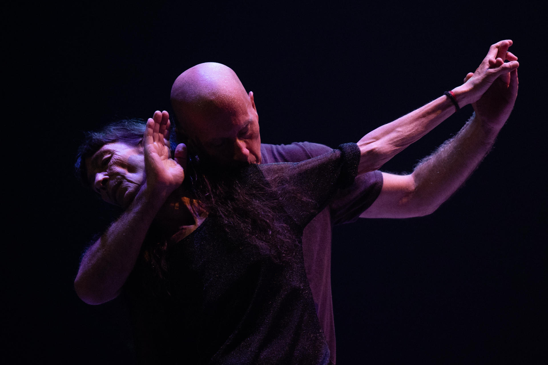 Bailarines de la compañía española Provisional Danza se presentan en la jornada inaugural de la vigésima edición del Festival Internacional de Danza Contemporánea Edanco este viernes, en el Palacio de Bellas Artes en Santo Domingo (República Dominicana). EFE/ Orlando Barría