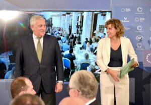 El ministro italiano de Exteriores, Antonio Tajani (L), junto a la secretaria general del PPE, Dolors Montserrat, este viernes en Barcelona. (España) EFE/EPA/ALESSANDRO DI MEO