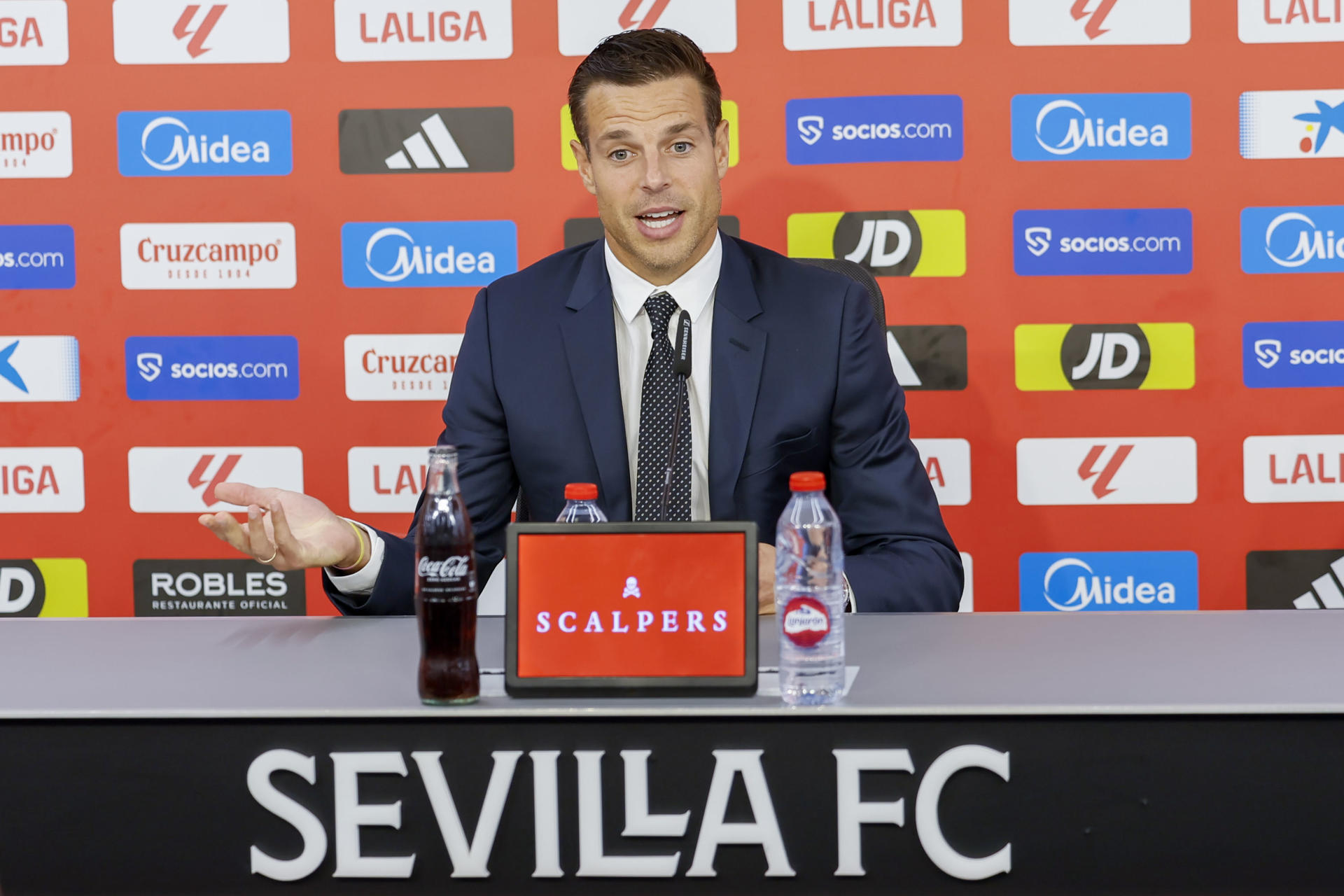 El defensa César Azpilicueta este lunes durante su presentación como nuevo jugador del Sevilla FC. EFE/ José Manuel Vidal
