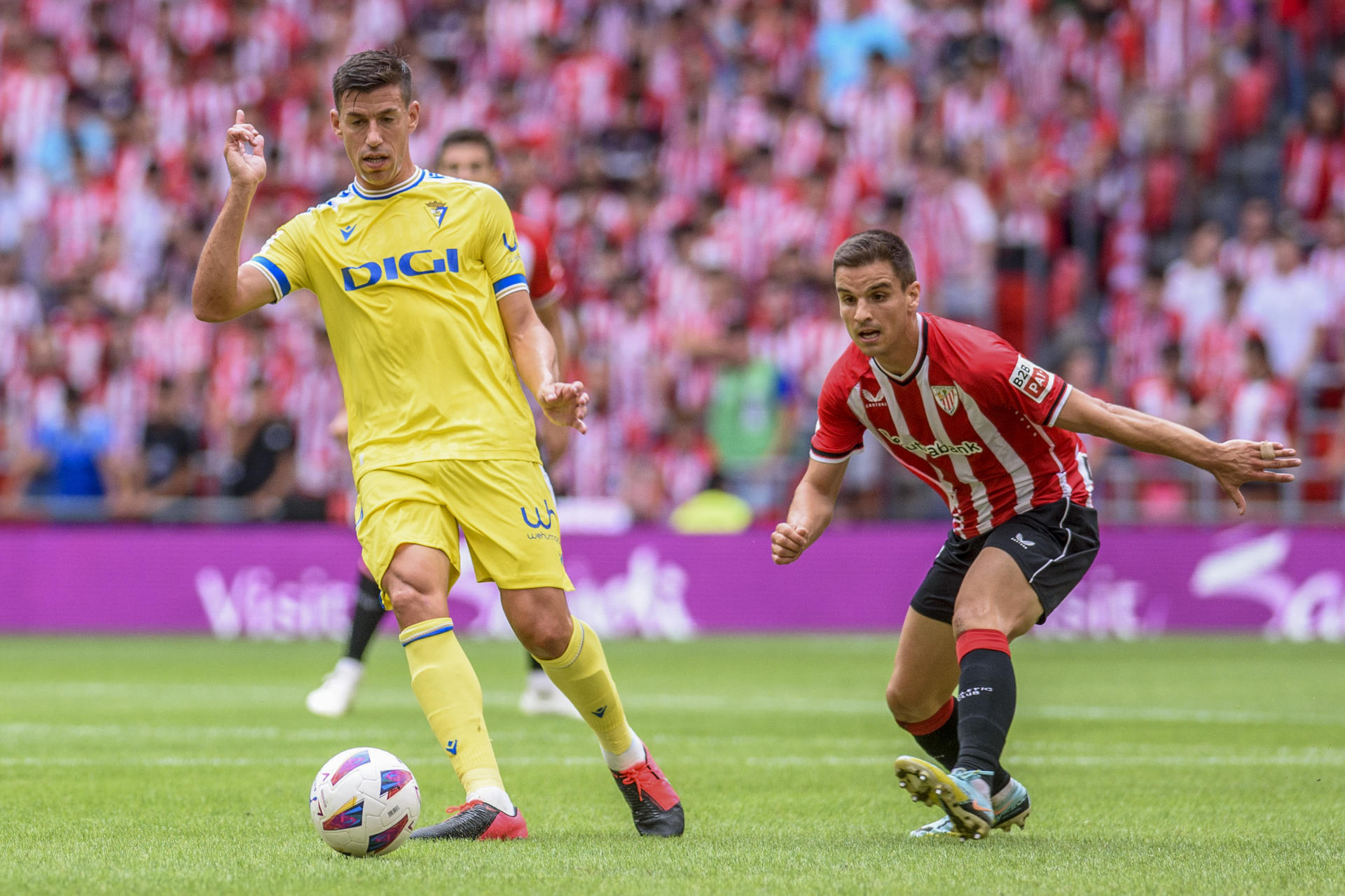 Fotografía de Javier Zorrilla, en la que puede verse en una imagen de archivo del 16 de septiembre de 2023 al futbolista Rubén Alcaraz (i), entonces como jugador del Cádiz. EFE