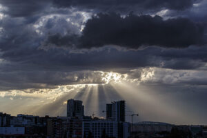 Atardecer este domingo en Zaragoza. EFE/JAVIER BELVER