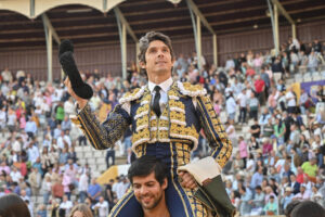 El diestro francés Sebastián Castella durante su faena en la tercera corrida de abono de la feria de San Antolín, este lunes en Palencia. EFE/Almudena Álvarez