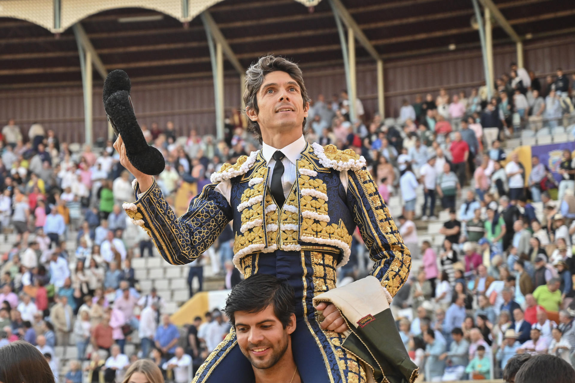 El diestro francés Sebastián Castella durante su faena en la tercera corrida de abono de la feria de San Antolín, este lunes en Palencia. EFE/Almudena Álvarez