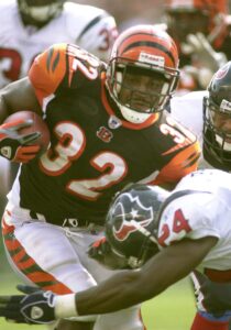 Fotografía de archivo del ex corredor Rudi Johnson (centro), cuyo fallecimiento fue anunciado este martes por los Cincinnati Bengals y quien padecía problemas mentales derivados de los golpes sufridos durante las 8 temporadas que jugó en la NFL. EFE/Mark Lyons