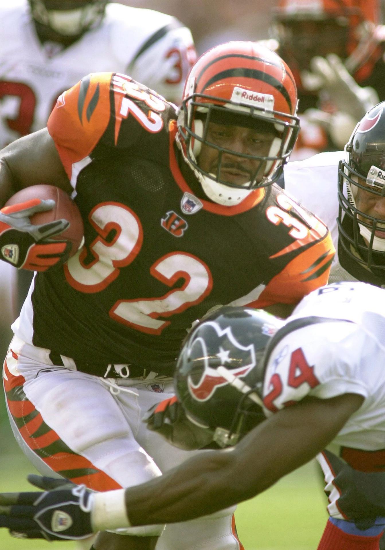 Fotografía de archivo del ex corredor Rudi Johnson (centro), cuyo fallecimiento fue anunciado este martes por los Cincinnati Bengals y quien padecía problemas mentales derivados de los golpes sufridos durante las 8 temporadas que jugó en la NFL. EFE/Mark Lyons