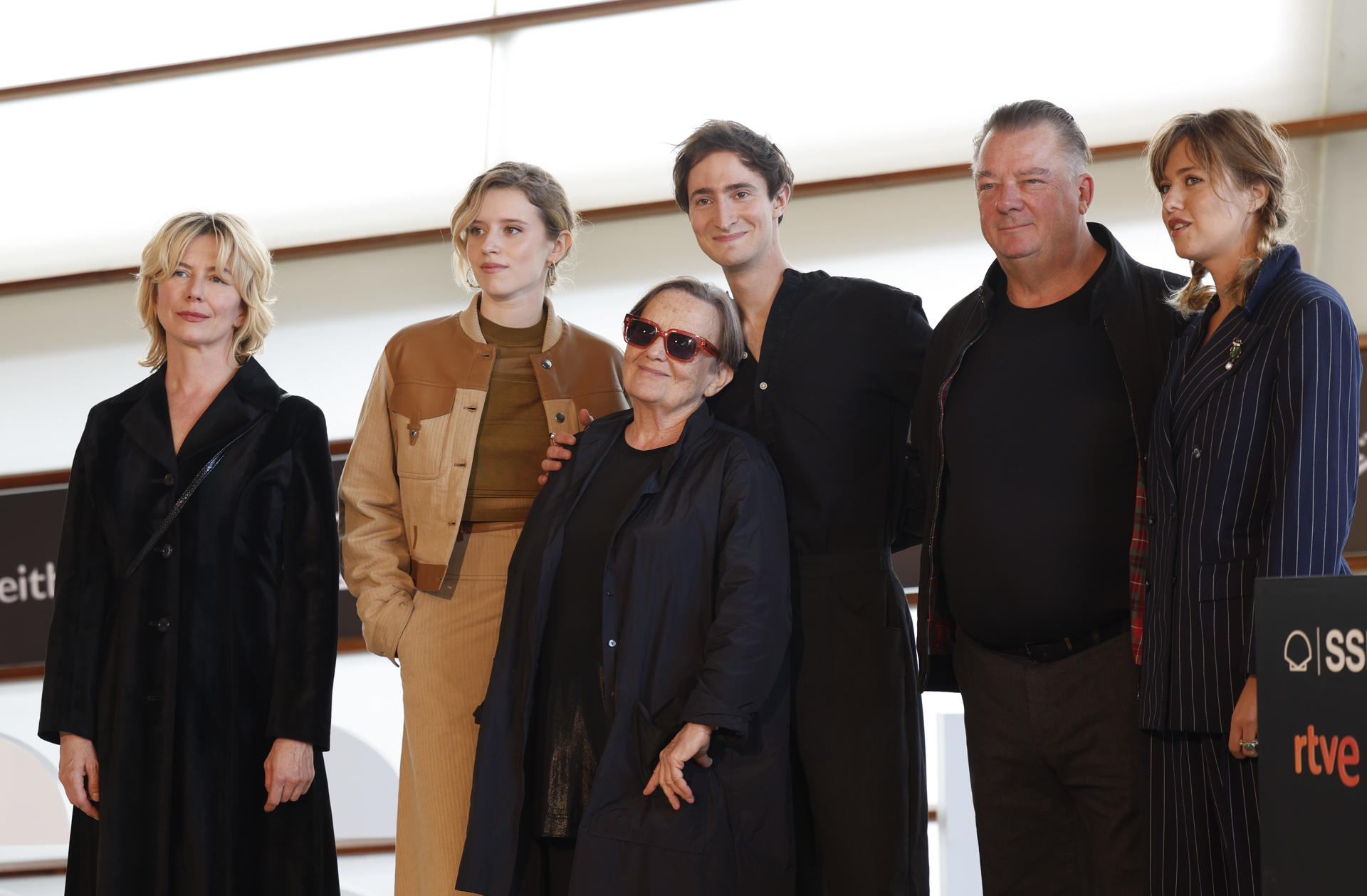 La realizadora Agnieszka Holland (c), posa junto a los actores, Sandra Korzeniak (i), Katharina Stark (2i), y Idan Weiss (3d), Peter Kurth (2d), y Emma Smetana (d), tras presentar su película 'Franz', incluida en la Sección Oficial del Festival de la 73 edición del Festival Internacional de Cine de San Sebastián. EFE/Juan Herrero