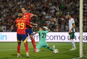 Mikel Oyarzabal marca el 0-1 ante Bulgaria en Sofía. EFE/EPA/VASSIL DONEV
