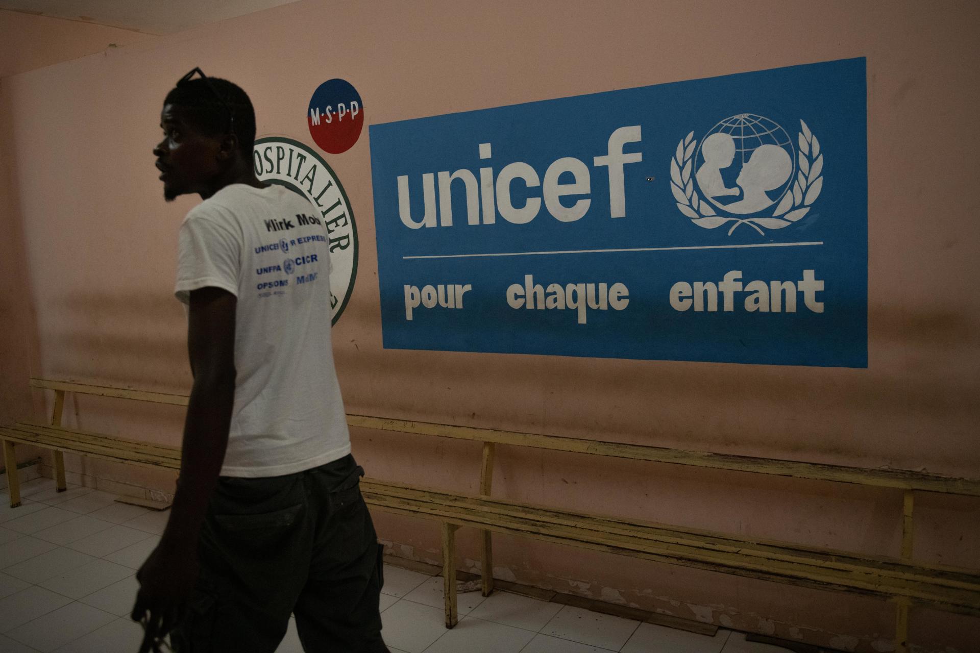 Fotografía de archivo de un mural del Fondo de las Naciones Unidas para la Infancia (UNICEF) en el hospital del populoso barrio de Cité-Soleil, en Puerto Príncipe (Haití). EFE/ Johnson Sabin