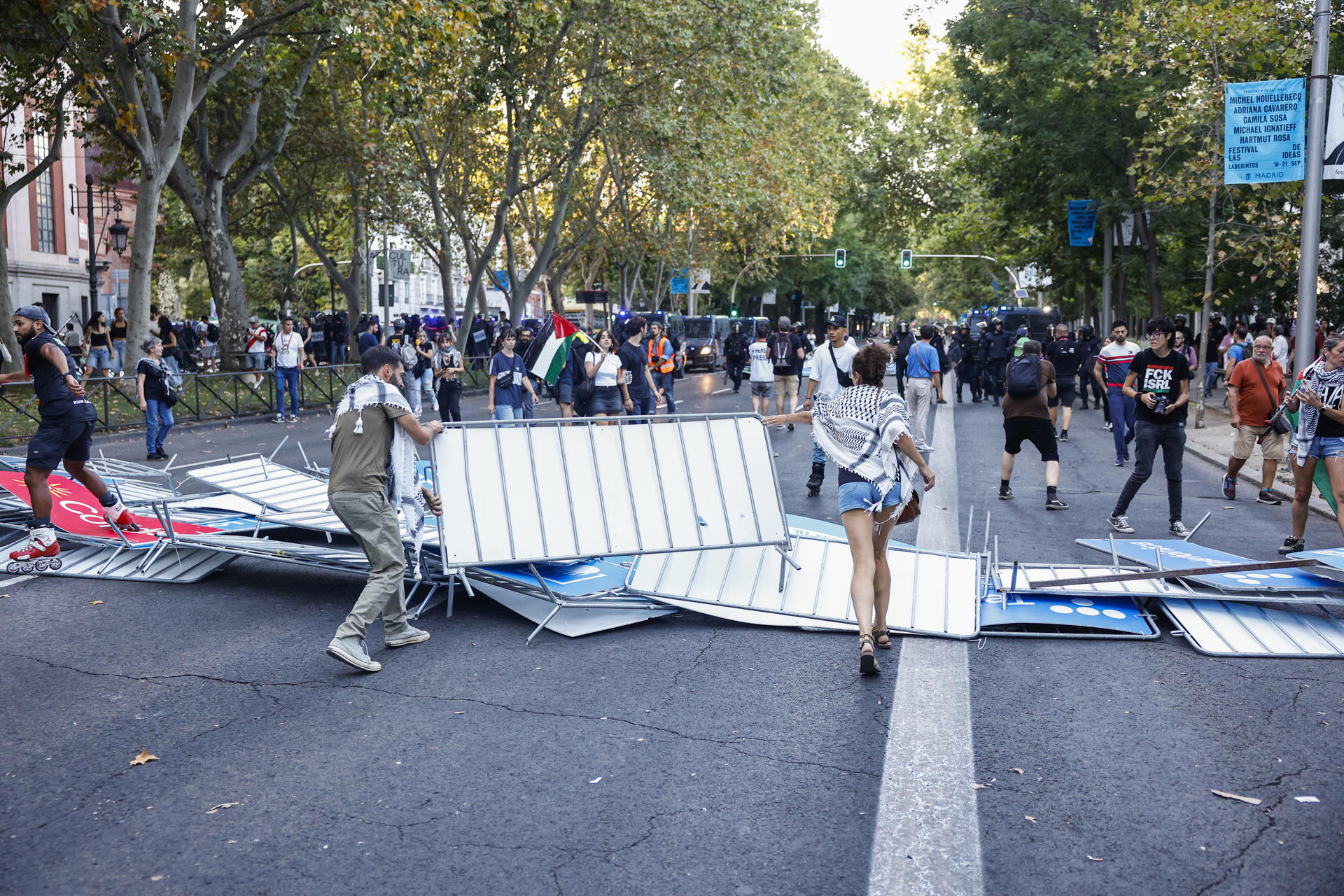 Los manifestantes propalestinos cortan el recorrido de los ciclistas en el Paseo del Prado, este domingo, durante la última etapa de la Vuelta a España que se disputa entre las localidades madrileñas de Alalpardo y Madrid, con un recorrido 103,6 Km.- EFE/ Rodrigo Jiménez