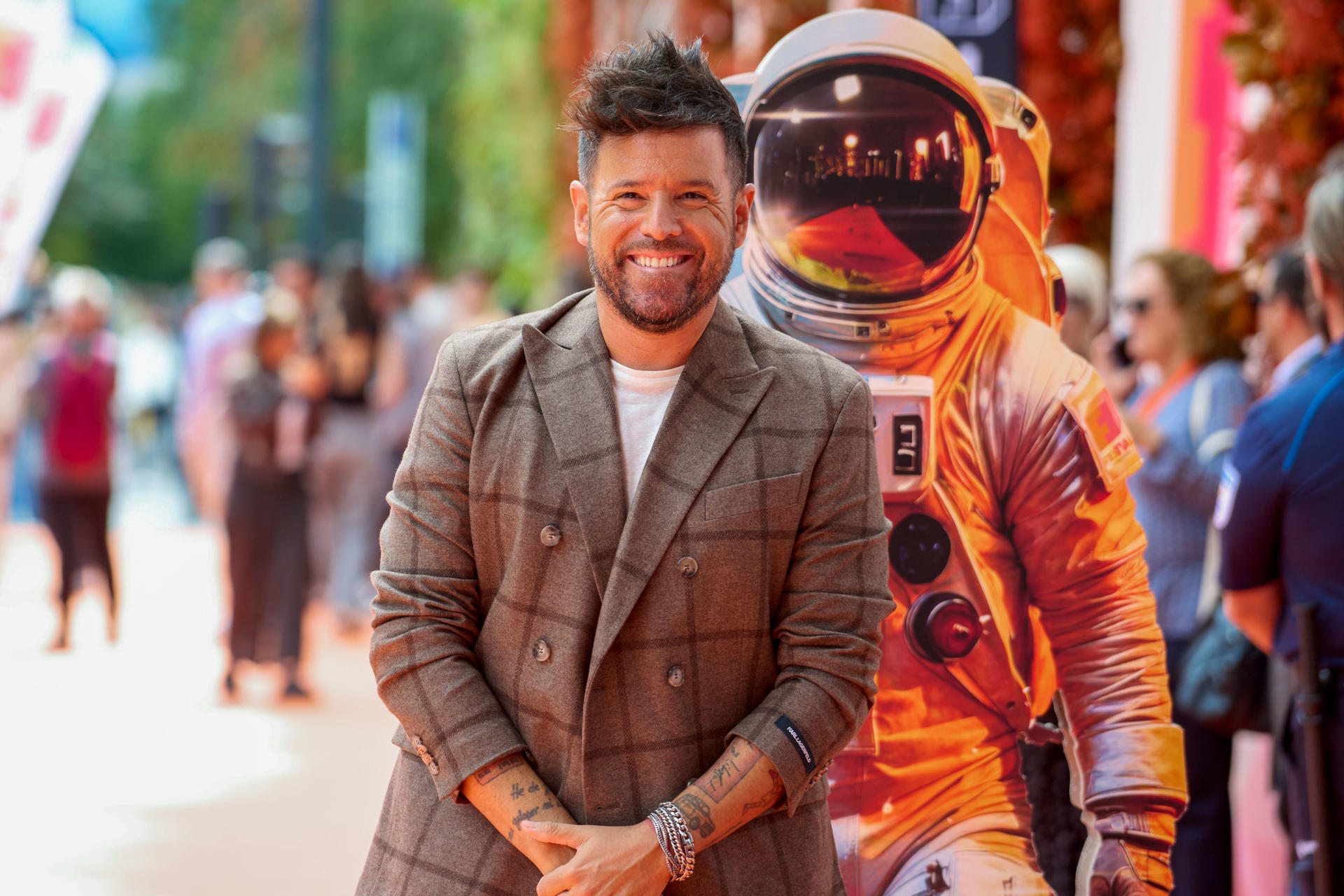 El cantante Pablo López presenta este lunes la duodécima edición de 'La Voz' en el Festival de Televisión de Vitoria. EFE/ L. Rico