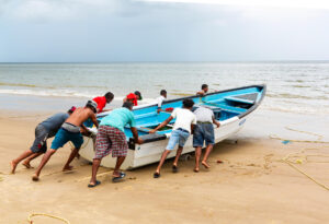 Pescadores empujan una embarcación el 10 de septiembre de 2025 en el puerto de Cedros (Trinidad y Tobago). EFE/Andrea De Silva