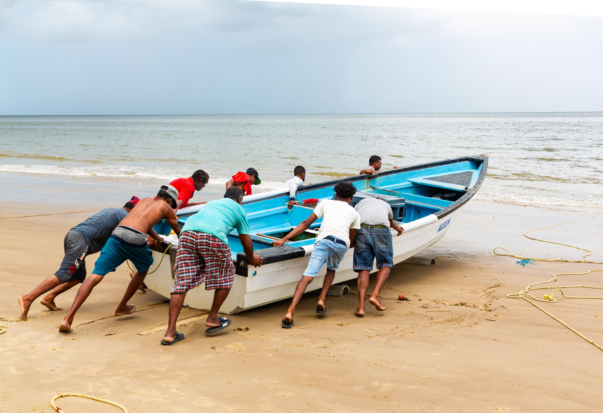 Pescadores empujan una embarcación el 10 de septiembre de 2025 en el puerto de Cedros (Trinidad y Tobago). EFE/Andrea De Silva